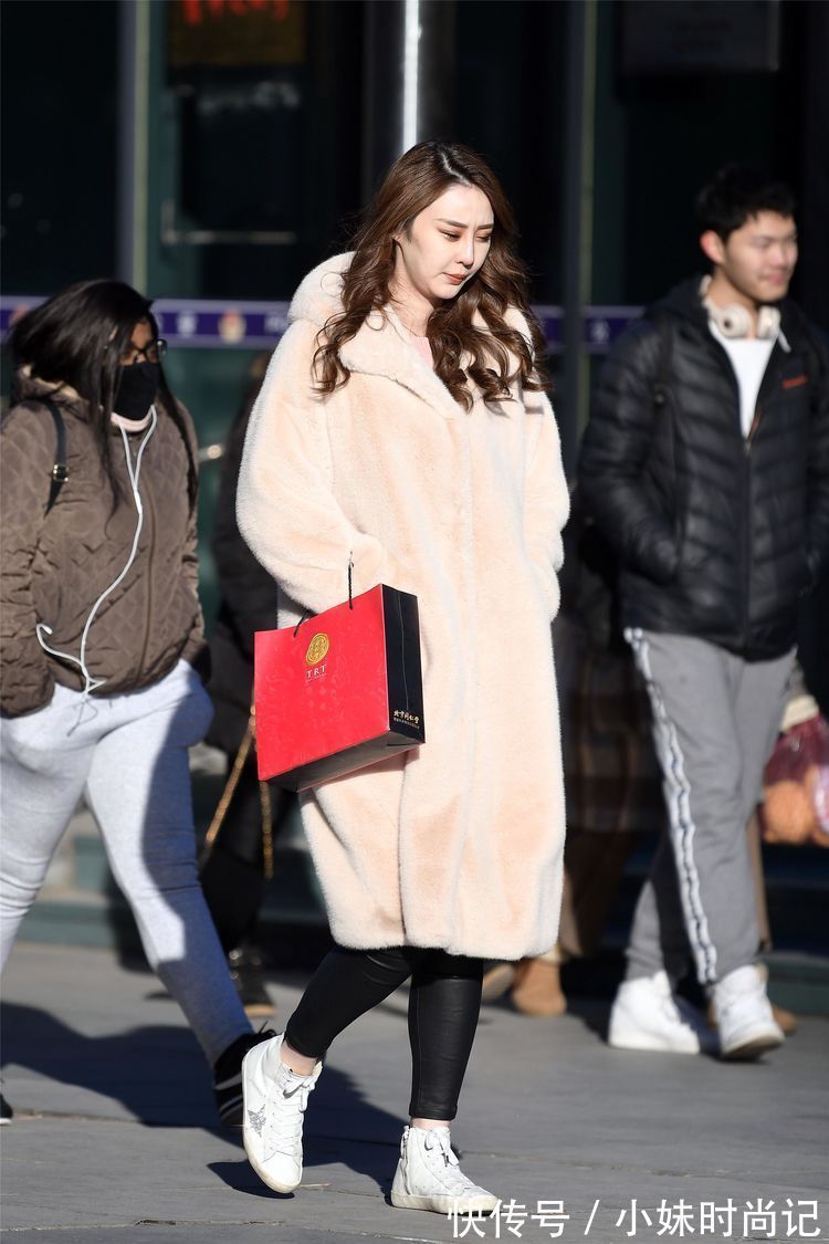 搭配 街拍:美女这款蓝色大衣搭配的非常好看,很显身材高挑的效果!