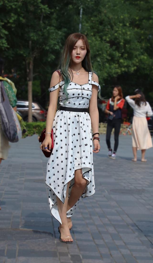 街拍美女:白色吊带裙子,美丽的姿态令人羡慕