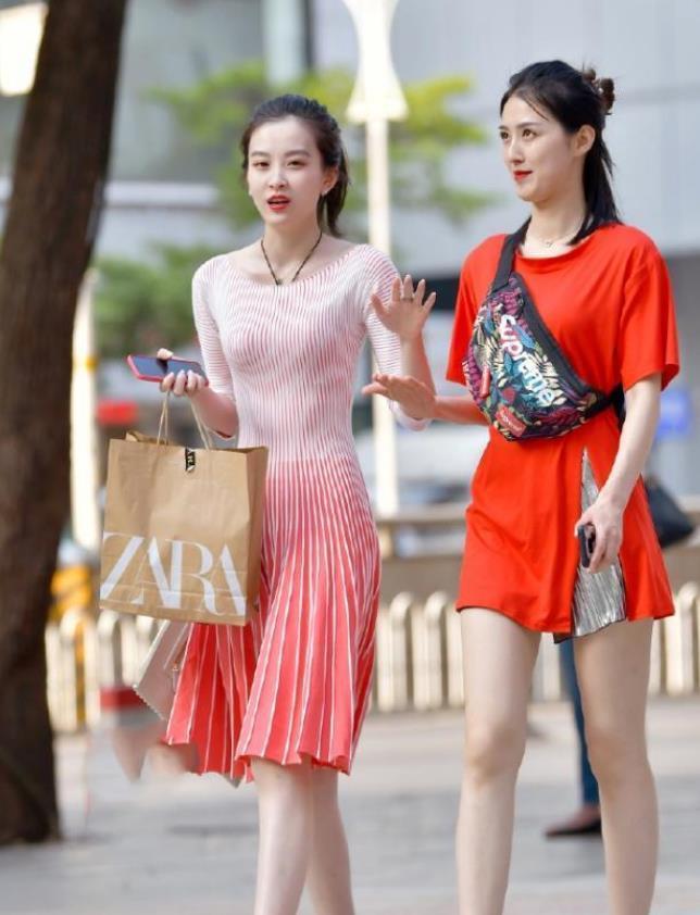 紧身|街拍小姐姐上衣白色的一字肩紧身针织衫搭配牛仔短裤,美极了