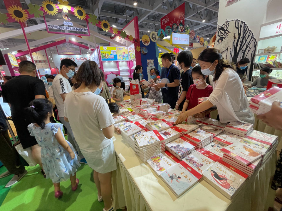 书博会|书博会倒数第二天，市民乐享好书历史最低价，图书都卖疯了