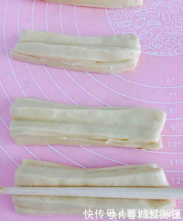 两分钟学会炸油条,不用发面,不加明矾,只要四克它,蓬松又酥脆
