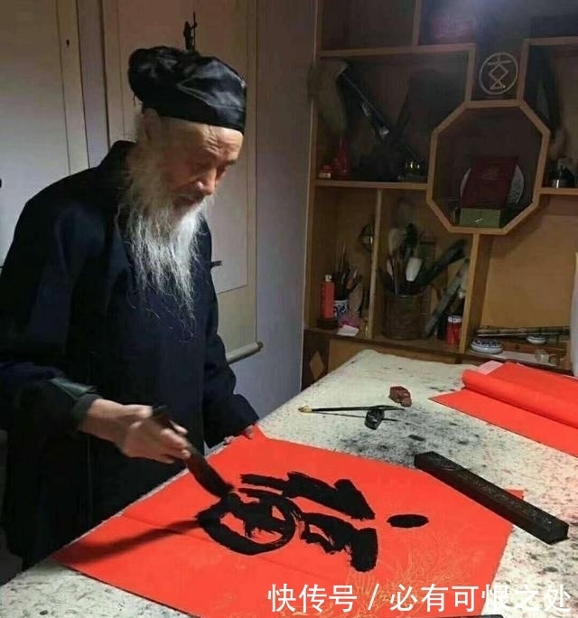 任法融德高望重,现场写书法!网友:太吓人,还是修你的道教吧!