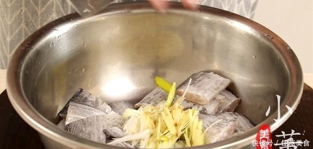 带鱼不要直接下锅炸,多加这2步,外酥里嫩无腥味,上桌就扫光