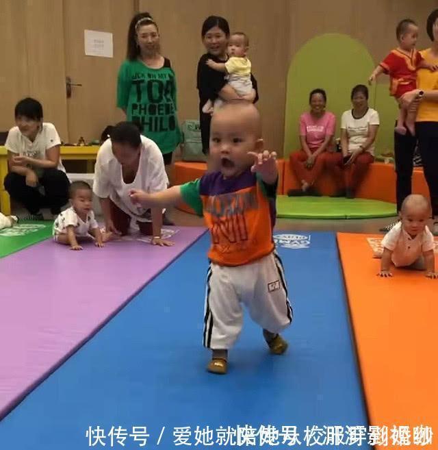宝宝们|宝宝参加爬行比赛,半路却学会“走路”,其他宝宝一脸懵:他犯规