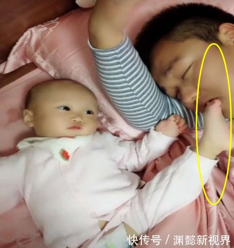 淑女|宝宝为了叫醒熟睡的爸爸,不顾自己的淑女形象,宝宝给个面子吧