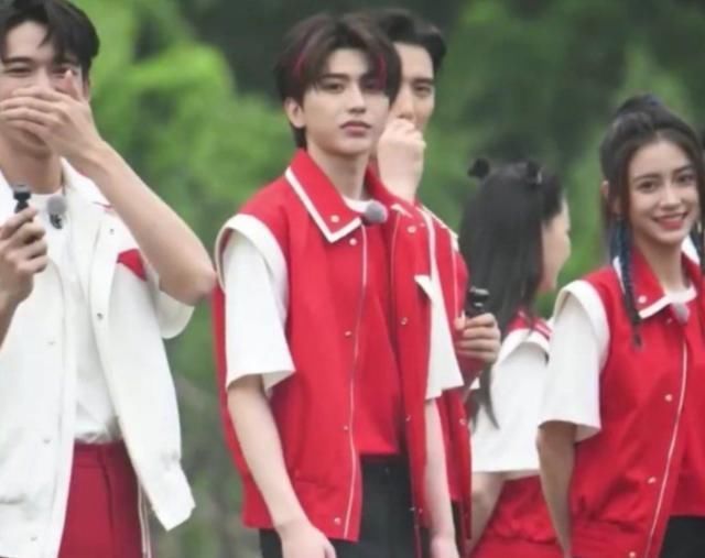 生图|谭松韵跟李沁《跑男9》同框，都是30岁，生图下的颜值把我看愣了