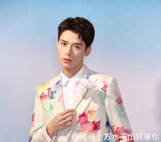 秀一秀|黄晓明《中餐厅》路透曝光,穿白色衬衫超帅气,嘉宾阵容疑曝光