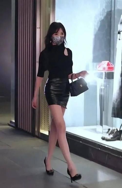  高跟鞋|穿着高跟鞋的半身黑皮裙，看起来很高级，看起来像“都市美女”