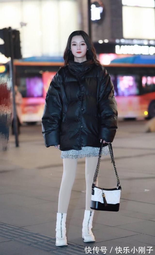 时髦 黑色的羽绒服搭配时髦的半裙,让人看起来很有味道与内涵