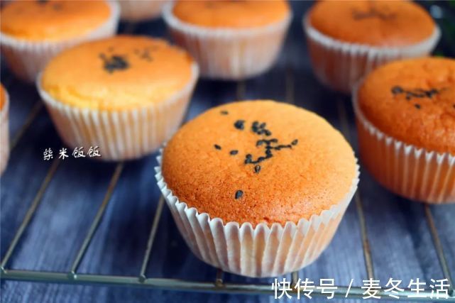 小蛋糕|3个鸡蛋,90克面粉,搅一搅做了12个蛋糕,又香又软孩子喜欢吃
