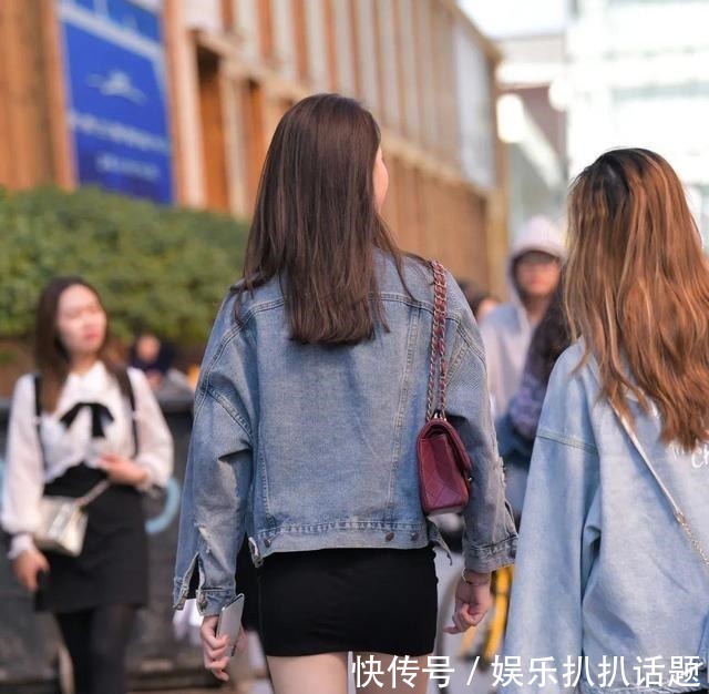 高跟鞋 修身短裙太高调,那么穿件牛仔外套就很合适!