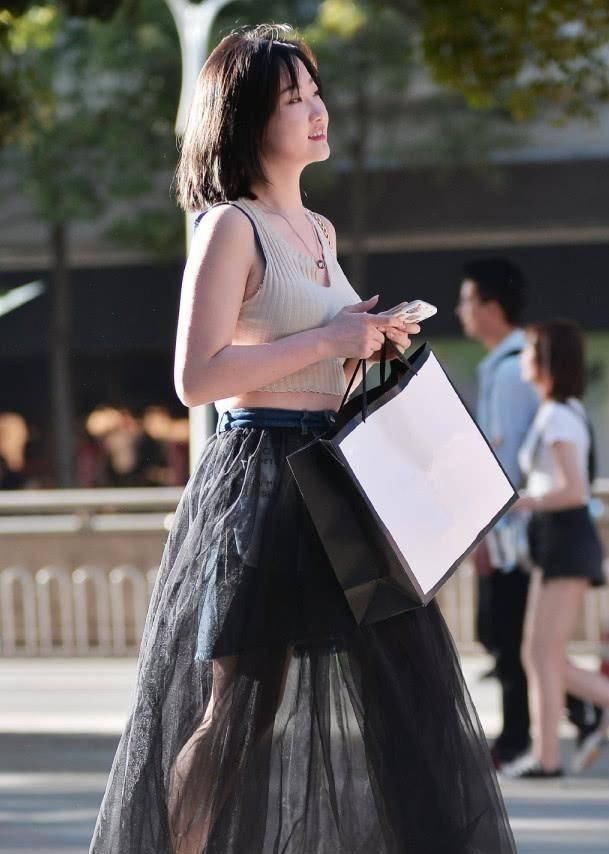 走光|街拍裙子下的安全裤已成过去式,这样穿搭才是当下最潮的