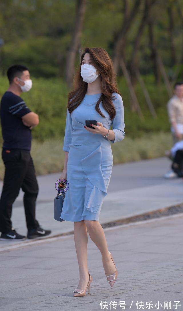 恨天高 连衣裙穿搭会显得脸型很好,挑战视觉神经,减龄又大气
