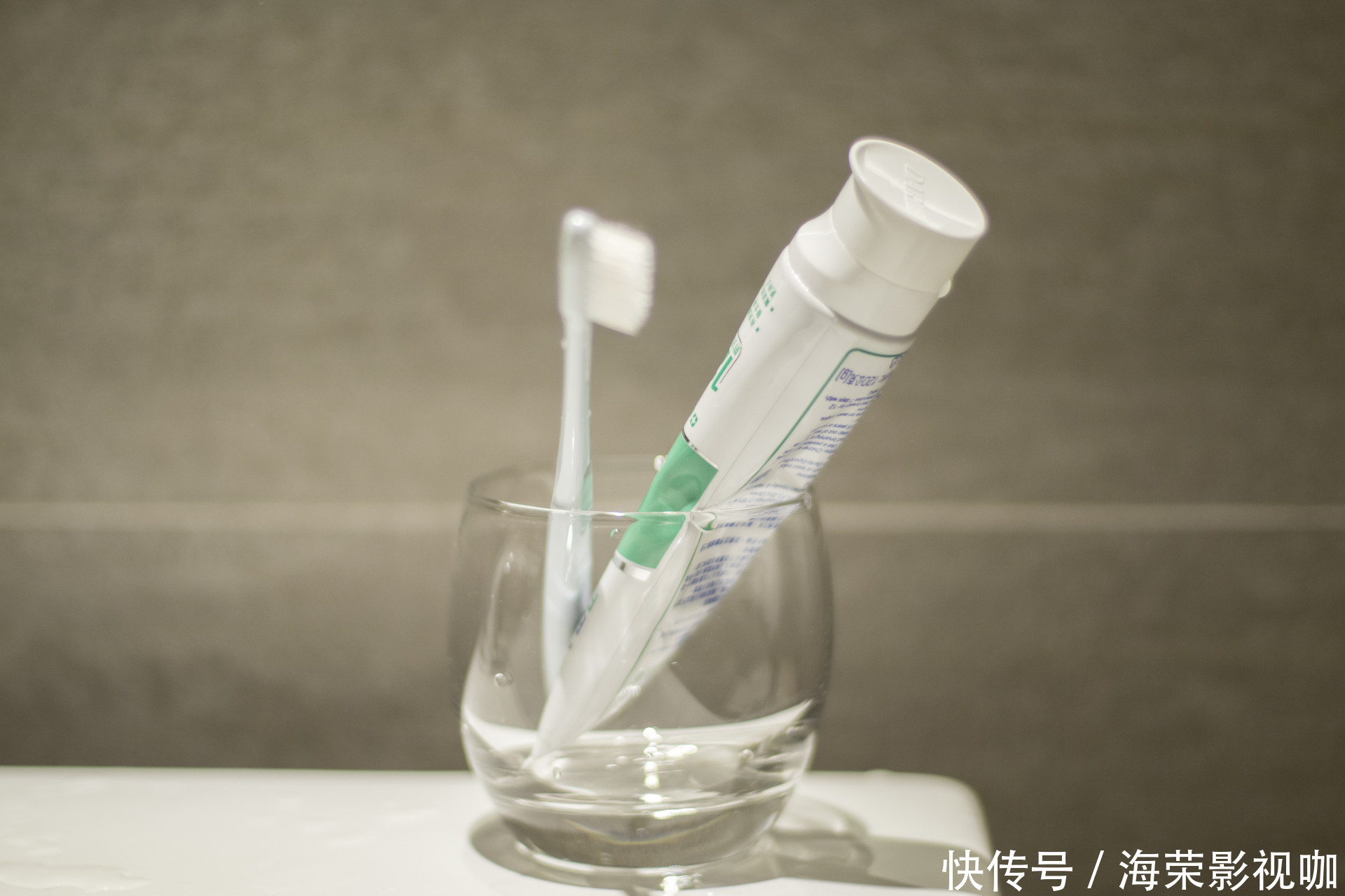 妈妈|给宝宝刷牙，妈妈使用牙膏了吗儿童牙膏这么选就对了