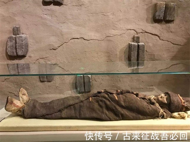 罗布泊|新疆古墓挖出千年干尸,骨骼纹路清晰,嘴唇还涂着2700年前的口红