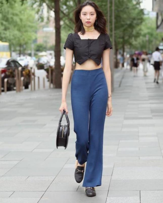 背带裤|街拍小姐姐黑色休闲鞋搭配背带裤,装扮出不同凡响的感觉