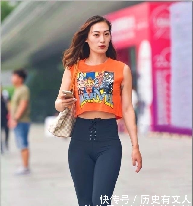 街拍橙色背心搭配紧身运动裤,人群中很显眼