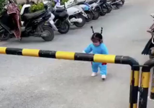 高估|萌娃扎“冲天辫”爬栏杆的姿势逗笑众人,网友:高估了自己的身高