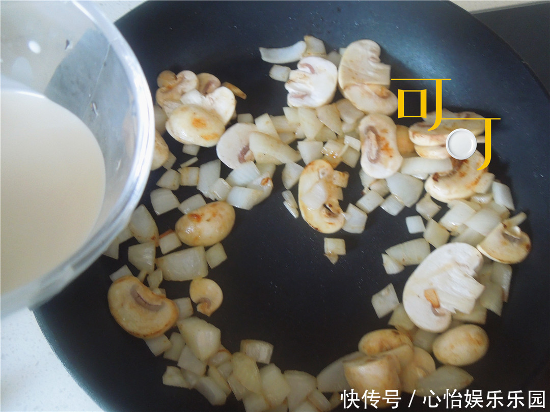 过年|奶油蘑菇浓汤过年家宴来一道经典西式浓汤,老人孩子都爱吃