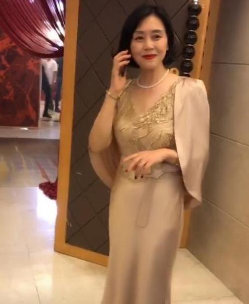 "最美丈母娘"走红,风韵迷人艳压新娘,网友:这颜值不输明星