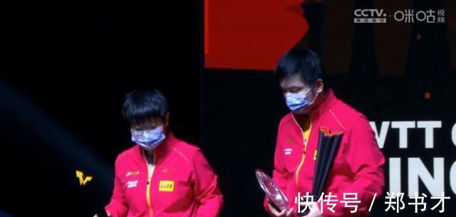 |搞笑一对!国乒冠军樊振东和孙颖莎登上领奖台,不知所措相视一笑