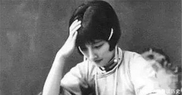 徐志摩去世,叮嘱好友照顾娇妻陆小曼,后来两人整整同居了30年