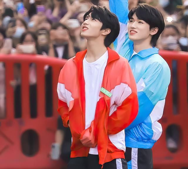 劉耀文|宋亞軒悄悄拔阿姨的蔥，劉耀文立馬告狀，說的話讓小宋不敢吃蔥