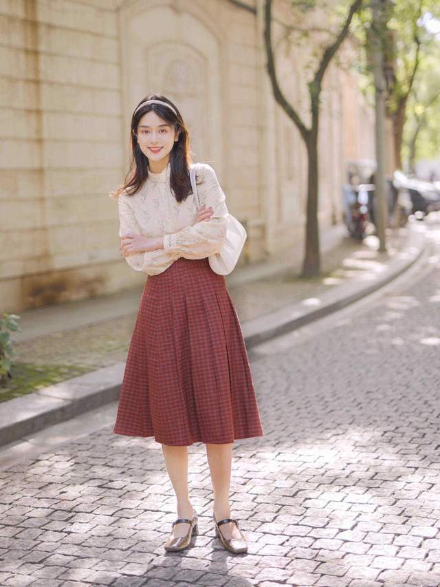 少女气质|2、30岁如何穿出高级的优雅感?衬衫配半身裙,少女气质感十足