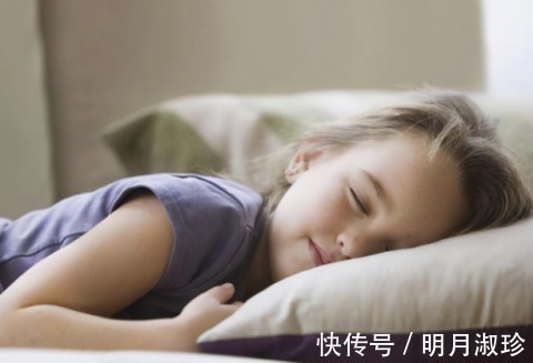 发育|孩子睡觉有两个黄金时间段，对大脑发育有好处，还能促进身高发育