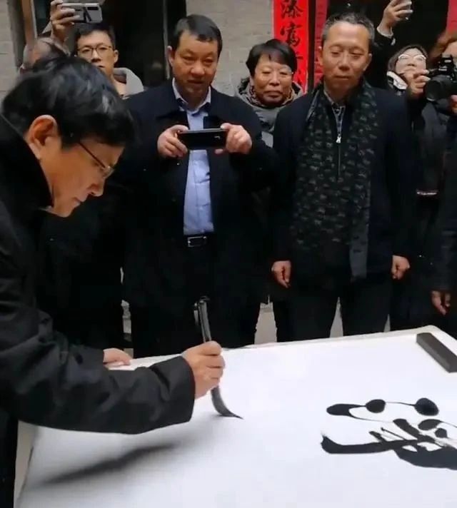 笔笔|“网红校长”郑强秀书法,字迹遒劲有力,端正大气,笔笔精彩