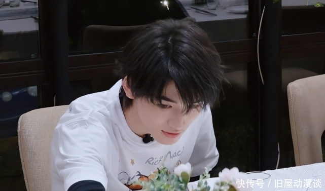 宋亚轩|宋亚轩录节目说错话,对那英的称呼太奇葩,还好孙红雷帮他圆回来