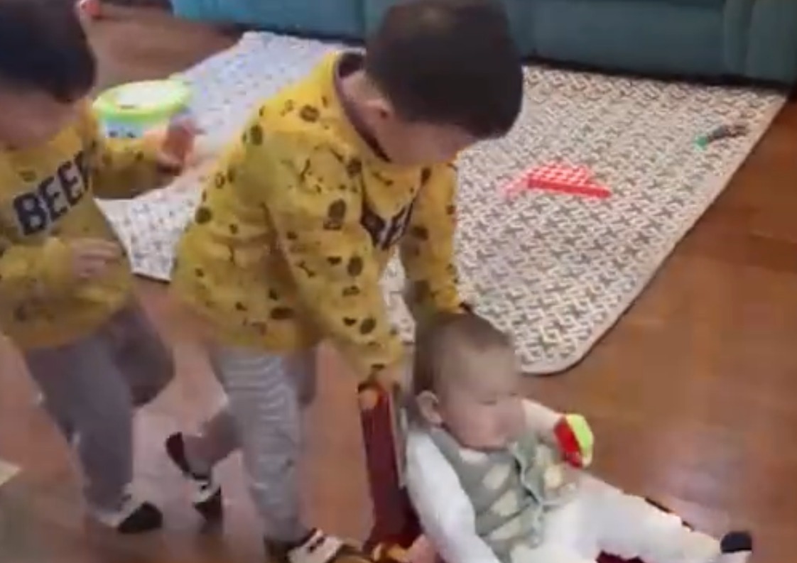 被迫营业|儿子每天被两个哥哥带着玩,9个月已经会走路了,网友:被迫营业