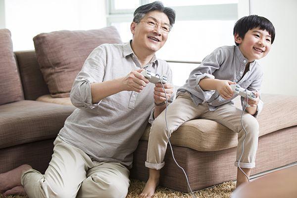 小王|“最时尚婆婆”抱外孙走红,颜值过高成焦点,网友:冻龄女神