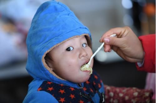 饺子馆|吃一次相同于半月不消化，父母还在喂孩子吃，医生：脾都烂完了