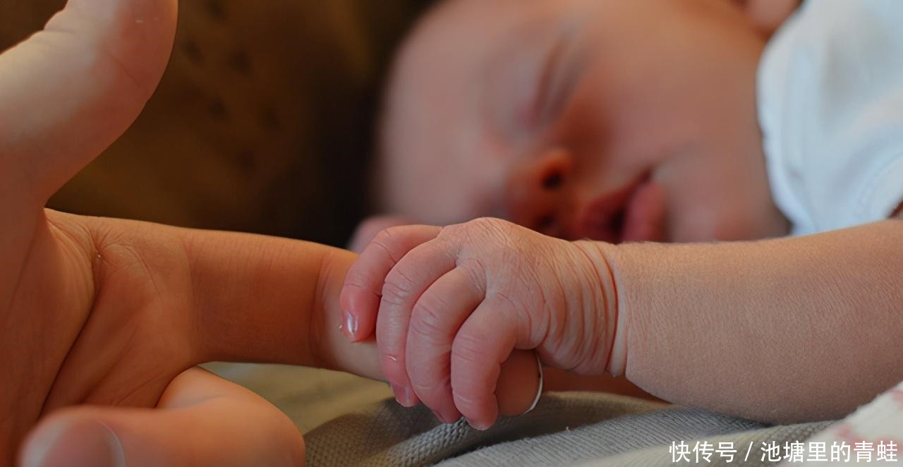 为啥|为啥宝宝总爱被竖抱,一横着抱就容易哭闹不止原因在这儿