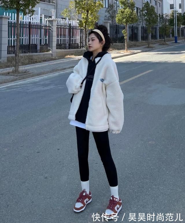 时髦 普通的打底裤已经不流行了,今年冬天用鲨鱼裤打底,时髦又显身材