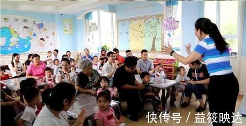 开心|幼儿园开学第一天,有的娃大哭有的开心,不哭的娃多有这样的父母