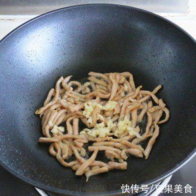 青瓜花炒瘦肉|#我为奥运出食力# 青瓜花炒瘦肉，脆嫩爽口，炒一盘不够吃
