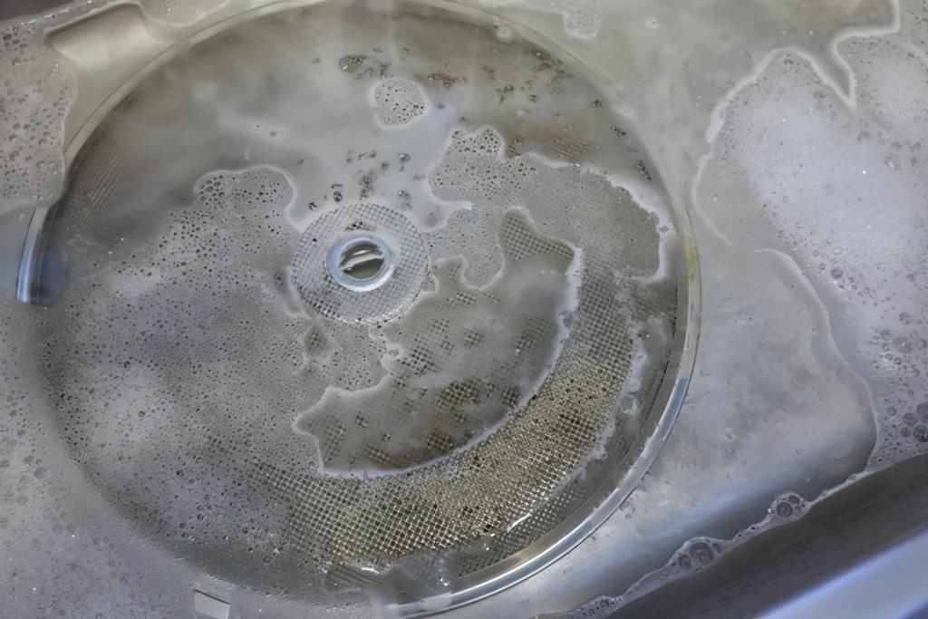 清洁剂|日子过久了才知道,自己清洗油烟机有窍门,一喷一擦就能搞定