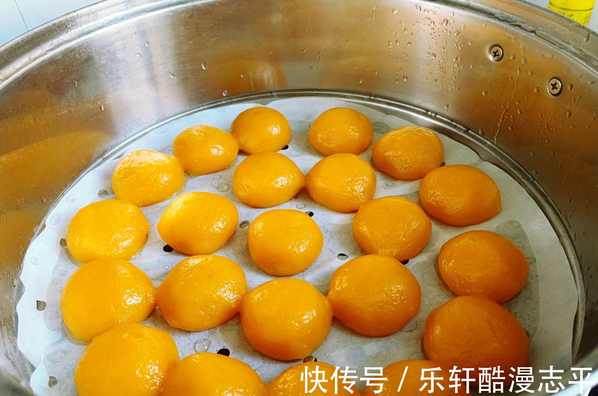 糯米团|一口一个好吃的南瓜球，椰香浓郁，只需一个蒸锅就搞定
