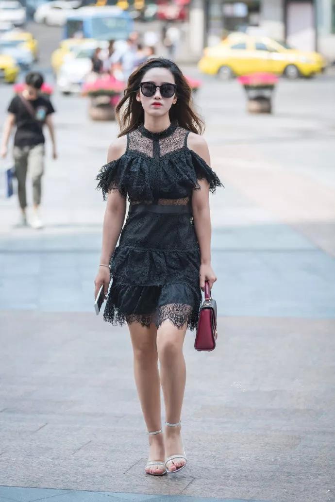 时尚|留着一头长发的小姐姐,身穿粉红色连衣裙,年轻又时尚