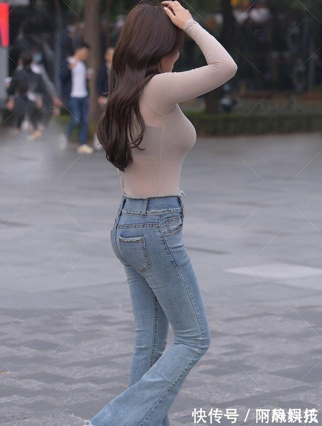 喇叭裤 时尚打底衫是女生初秋必搭款,配牛仔喇叭裤,简约修身又美丽洋气