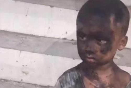 父母|幼儿园放学,俩“煤球”一直无人认领,亲妈崩溃足足找了10分钟