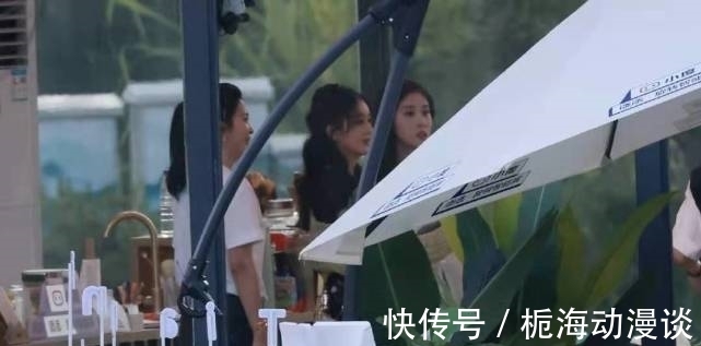 社交平台|中餐厅最新路透曝光,赵丽颖给张碧晨撩头发,动作亲昵姐妹情好甜