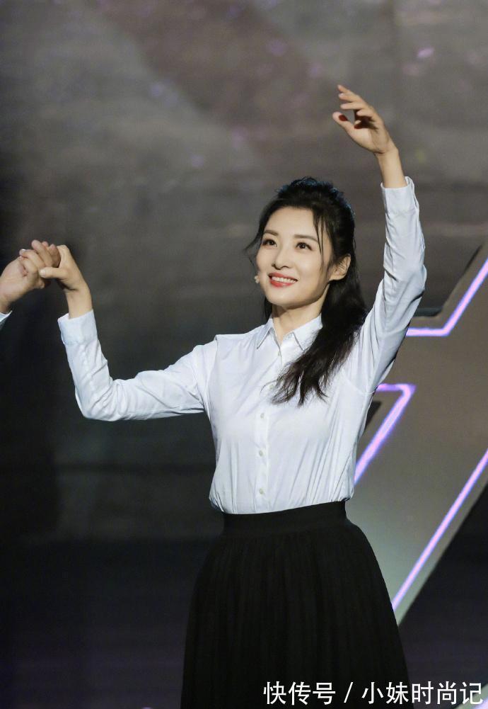 黑衬衫|52岁周涛状态太能打,白衬衫配黑纱裙优雅甜美,比年轻女孩还迷人