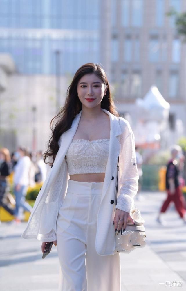 姐姐骨子里散发着高级感,简单休闲西装,无需配饰照样美