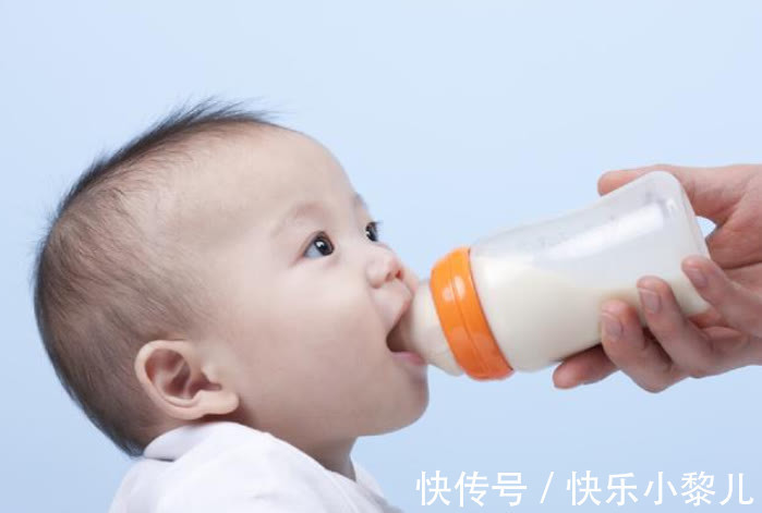 食物|宝宝到了1岁后，吃饭和喝奶的位置就该颠倒过来了，这样养更健康
