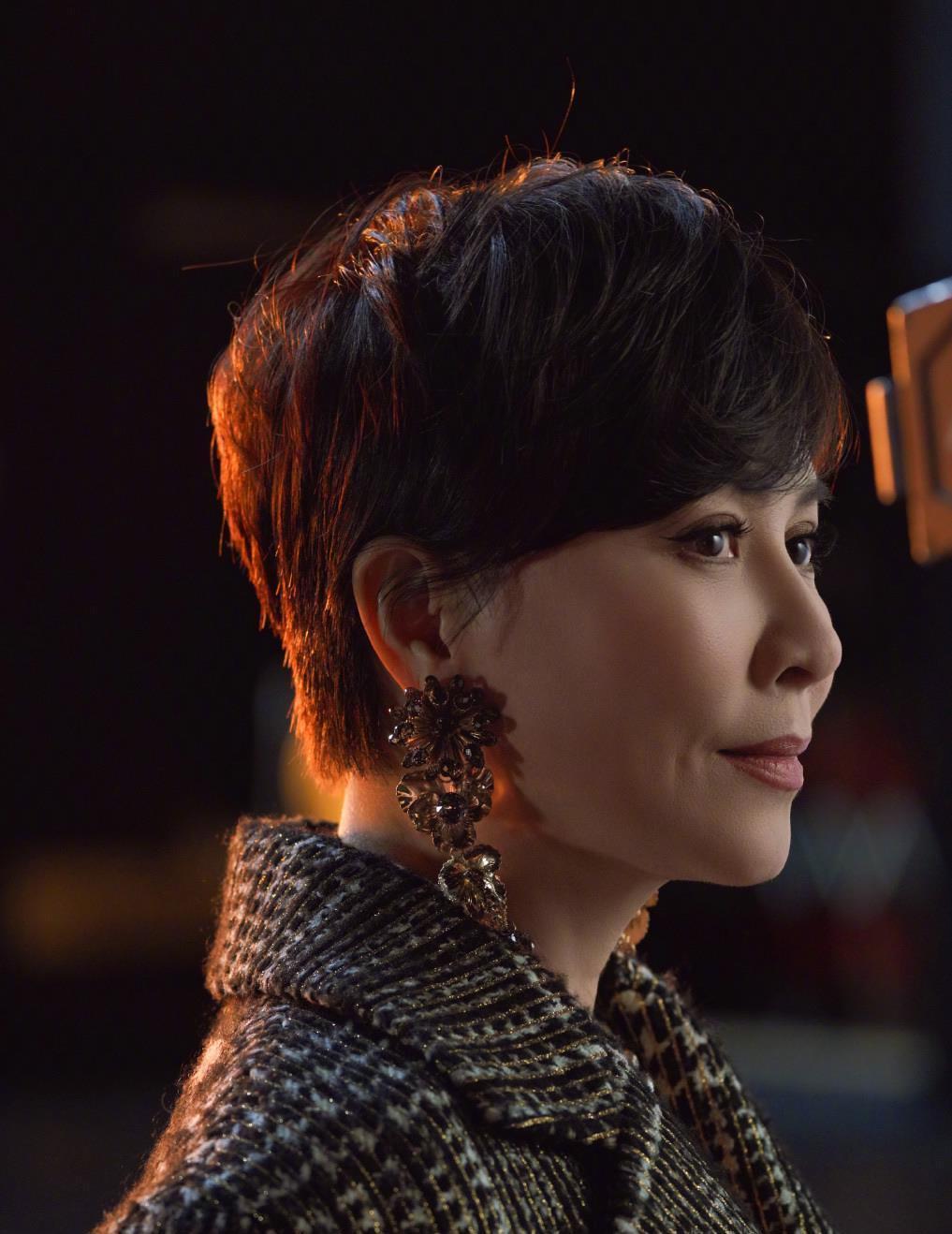 50多岁的女人留什么发型美?齐肩短发清爽又时尚,披肩发也可以