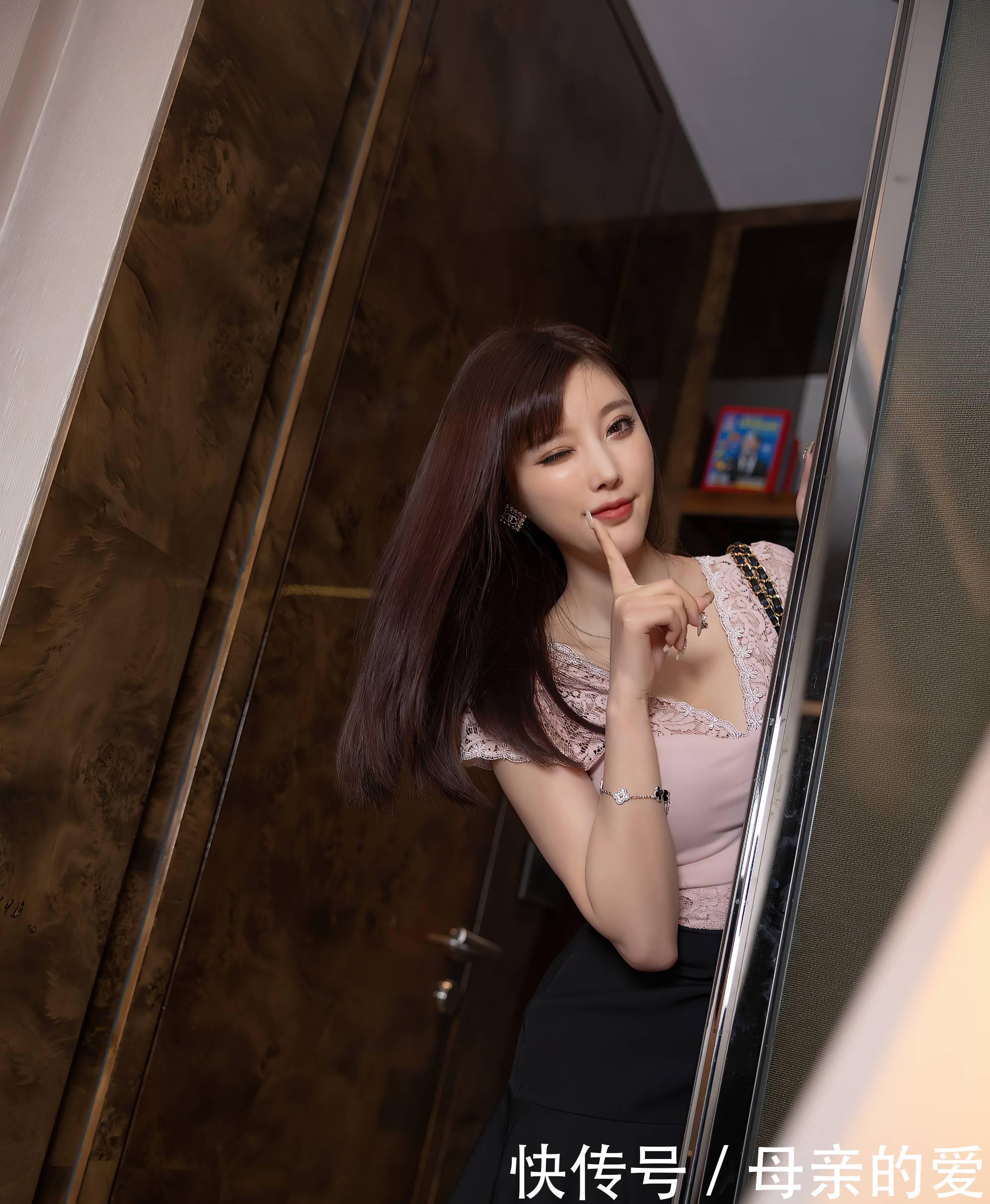 百搭性 半身裙相比连衣裙来说更加具有百搭性,通勤穿搭都是不错的选择