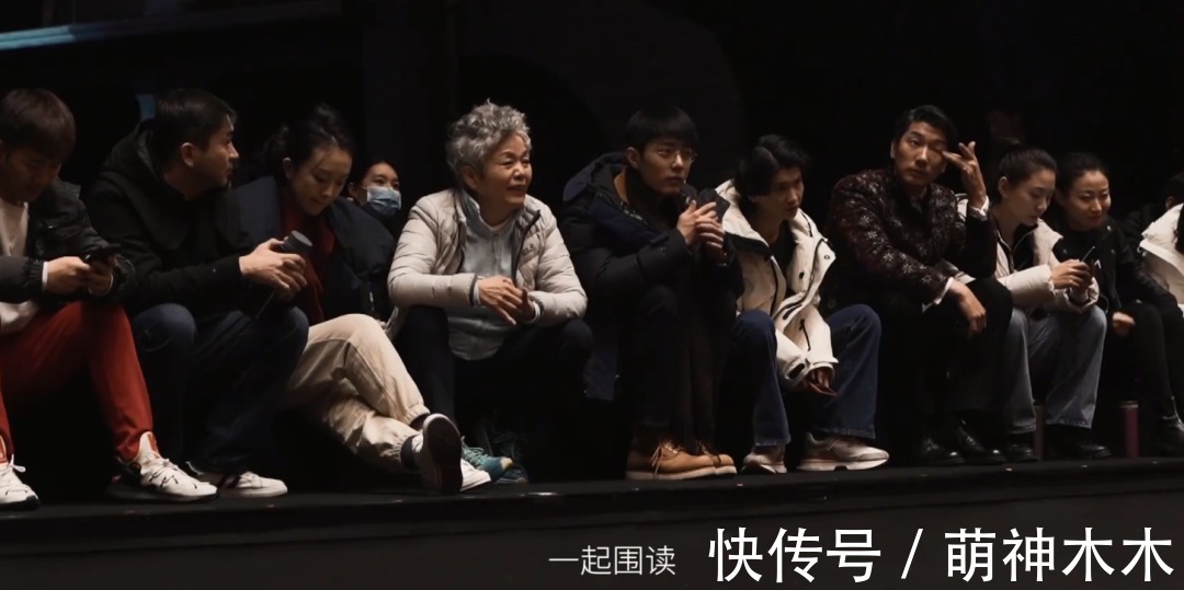 肖战|《如梦之梦》排练花絮曝光,肖战热心为同事拍背,认真学抱娃姿势